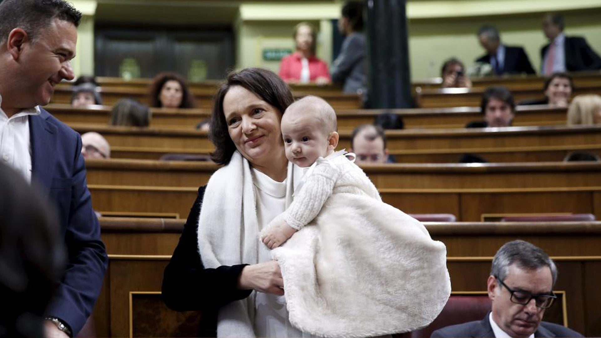 Imagen de Carolina Bescansa (Podemos) con su hijo en una sesión del Congreso de los Diputados en 2013