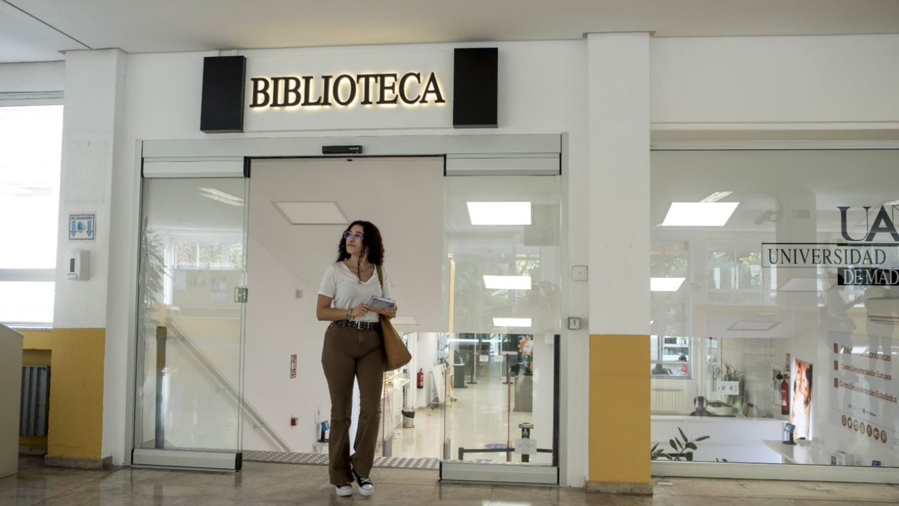 Imagen de una estudiante saliendo de la Biblioteca de Económicas UAM