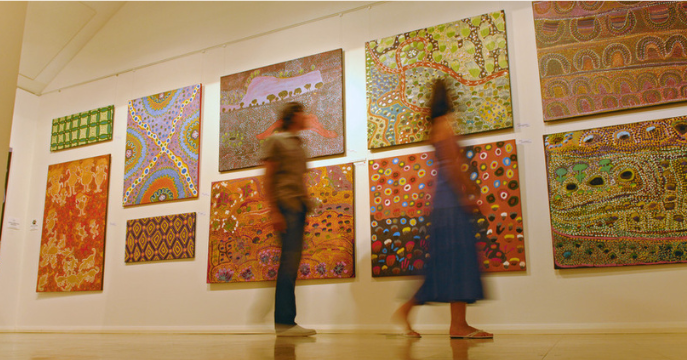 Imagen de una galería de arte anunciando las actividades culturales de la biblioteca