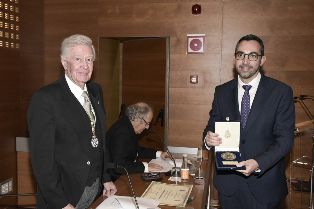 Rubén Vera Rodríguez (derecha), con la medalla que le fue entregada por el presidente  de la Real Academia de Ingeniería Antonio Colino. / RAING