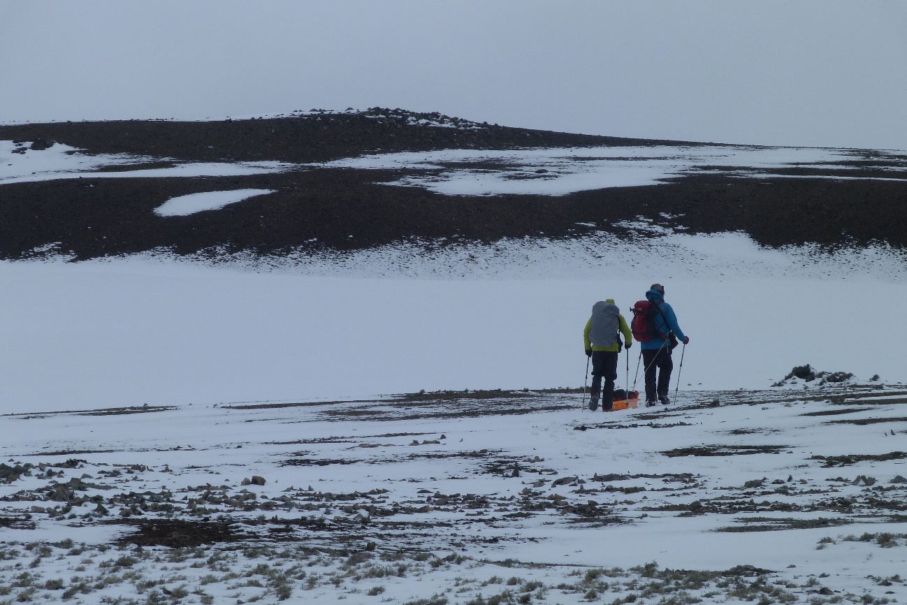 Dos miembros del equipo del proyecto MICROAIRPOLAR, caminando por la Península de Byers, en la Antártida. / MICROAIRPOLAR
