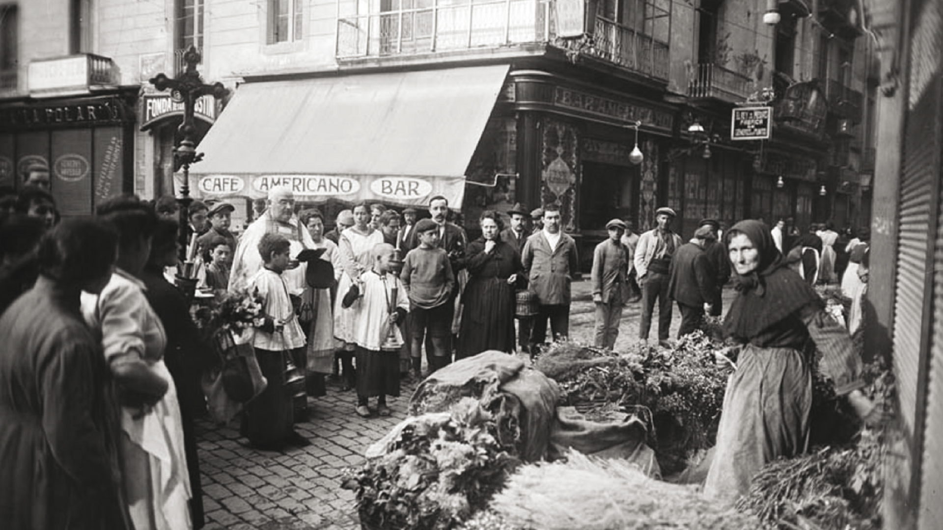Imagen de 1915 de la bendición de hierbas aromáticas y medicinales con motivo de la Fira de Sant Ponç en la Calle Hospital (Barcelona, Cataluña).