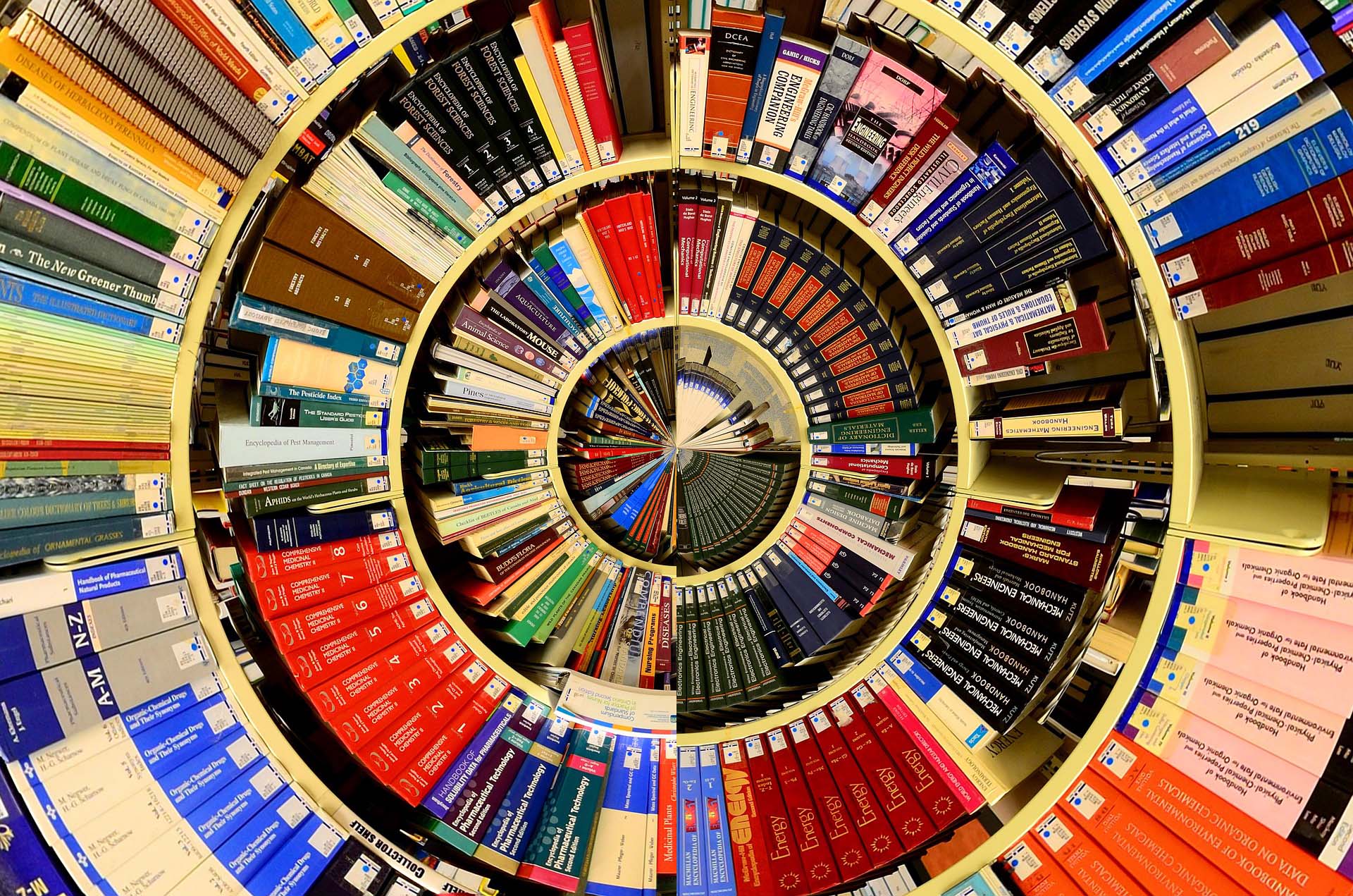 Imagen de una biblioteca circular. Gerd Altmann en Pixabay