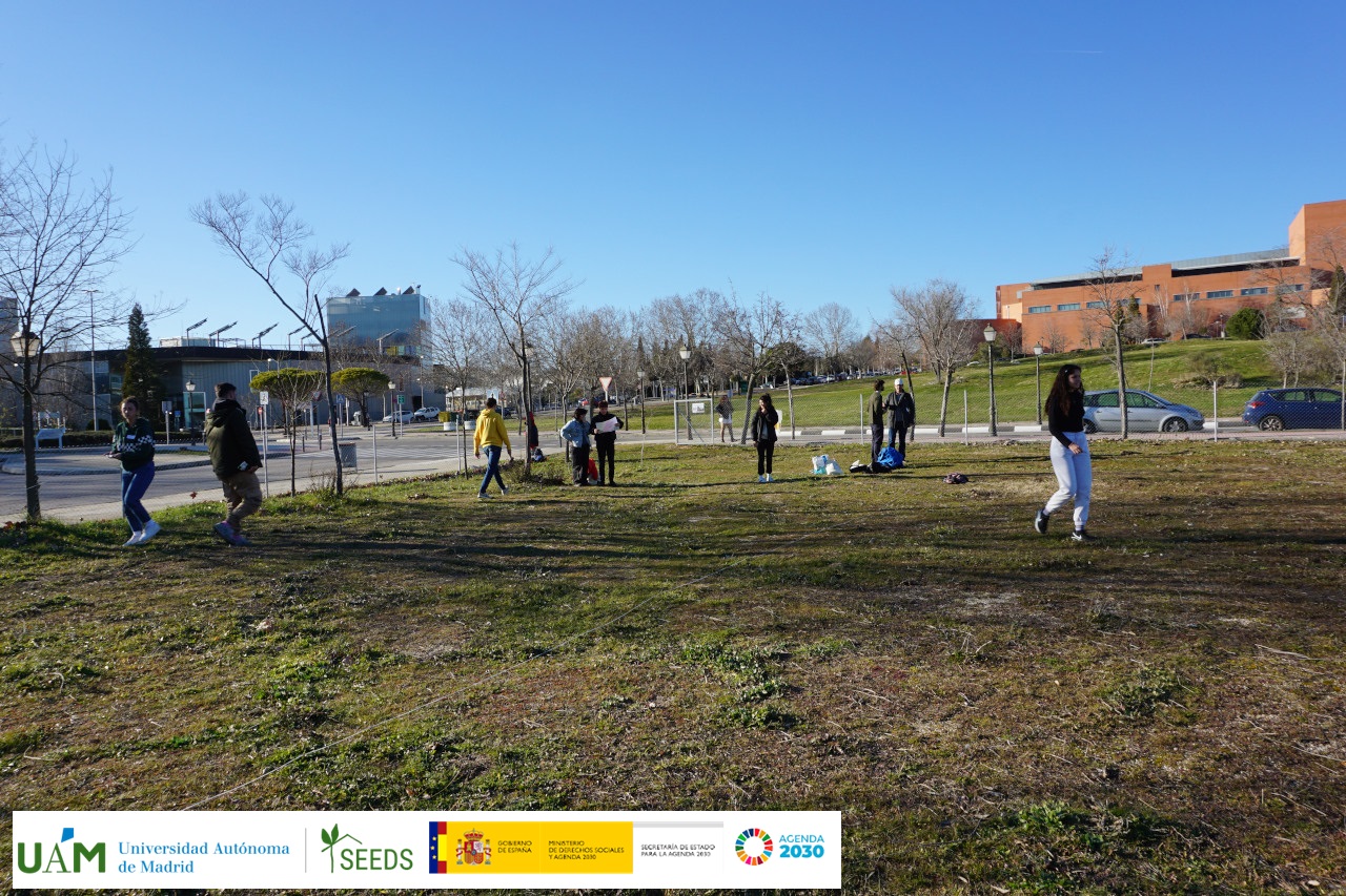 personas por el campo