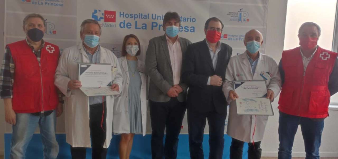 Imagen que muestra a representantes de Cruz Roja, el doctor Julio Ancochea y el doctor , José Julián Díaz Melguizo, entre otras personas.