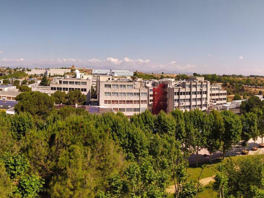 imagen de un edificio de la universidad desde el aire