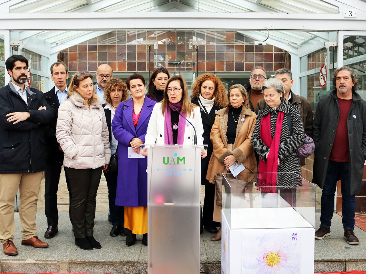 La rectora Amaya Mendikoetxea, durante la lectura del manifiesto por el 8M. La acompañan miembros del equipo de Gobierno, decanos, decanas y representantes de las Unidades de Igualdad y del IUEM. / UAM