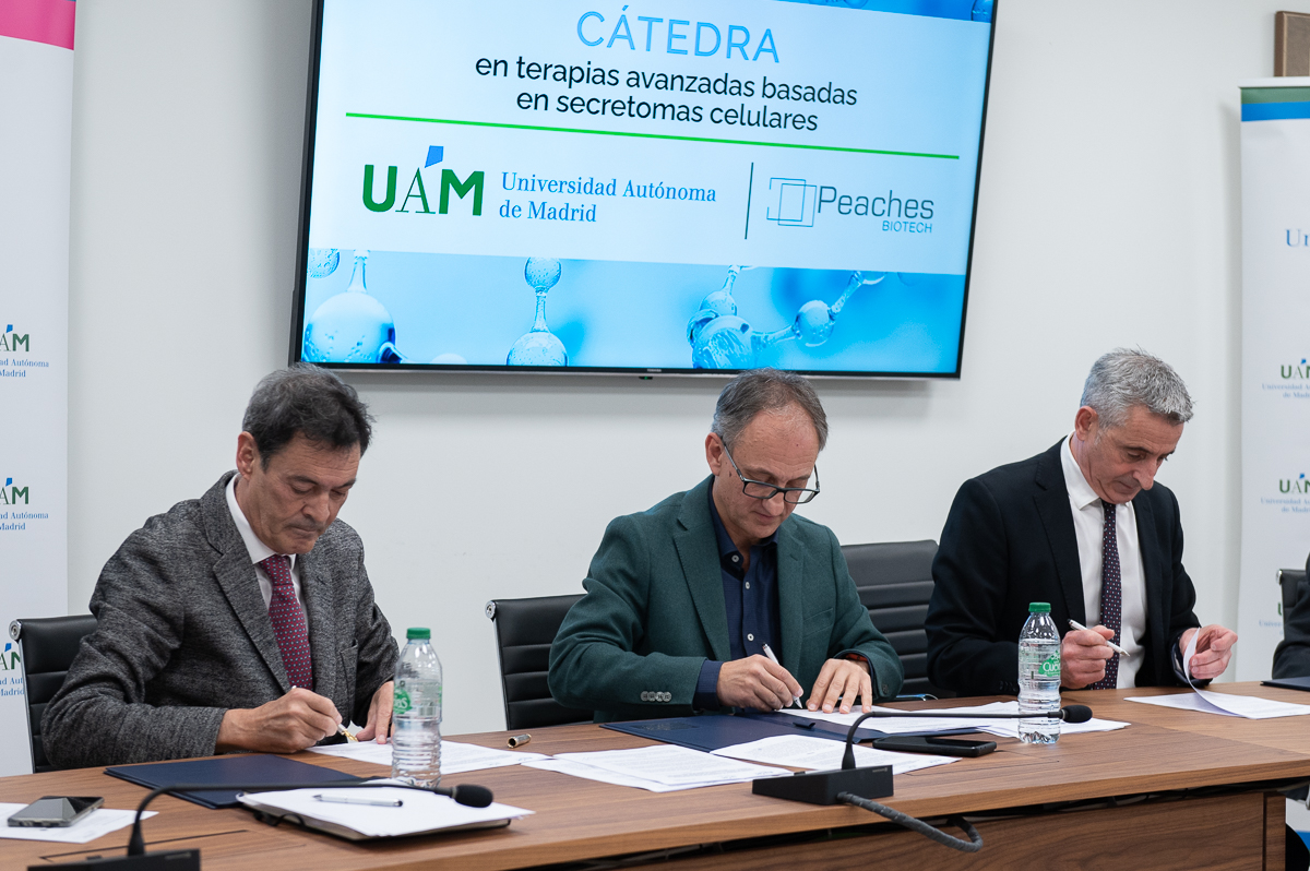 De izq. a derecha: Juan Carlos de Gregorio, CEO del Grupo Peaches Biotech; Félix Zamora, vicerrector de Transferencia, Innovación y Cultura de la UAM; y José Ramón Seoane, director general de la FUAM. / FUAM