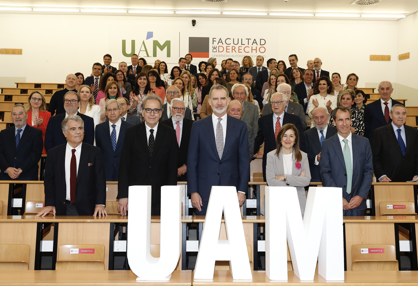 Foto de Familia del Rey con sus compañeros de promoción y profesores. 