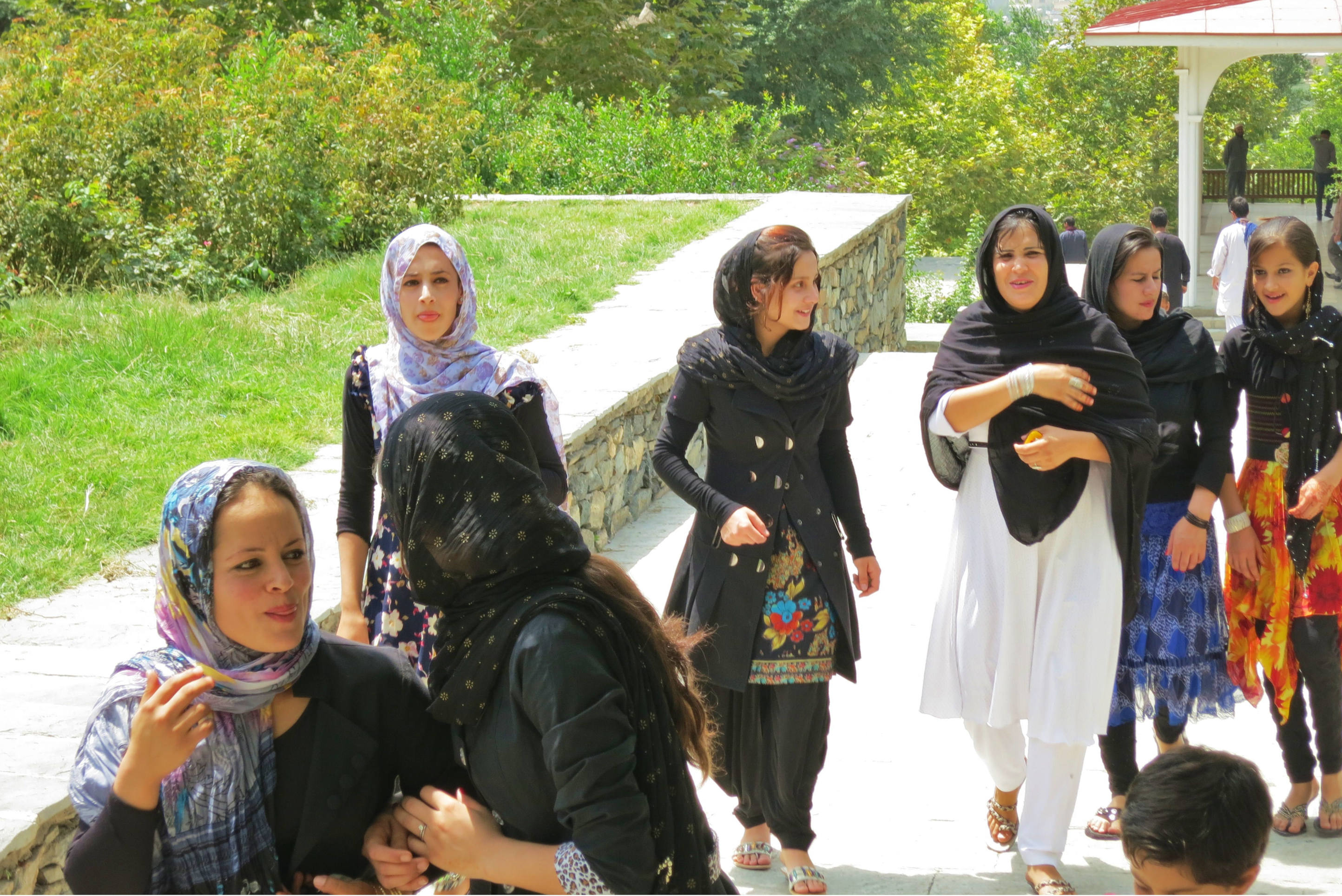 Mujeres afganas pasean por Kabul