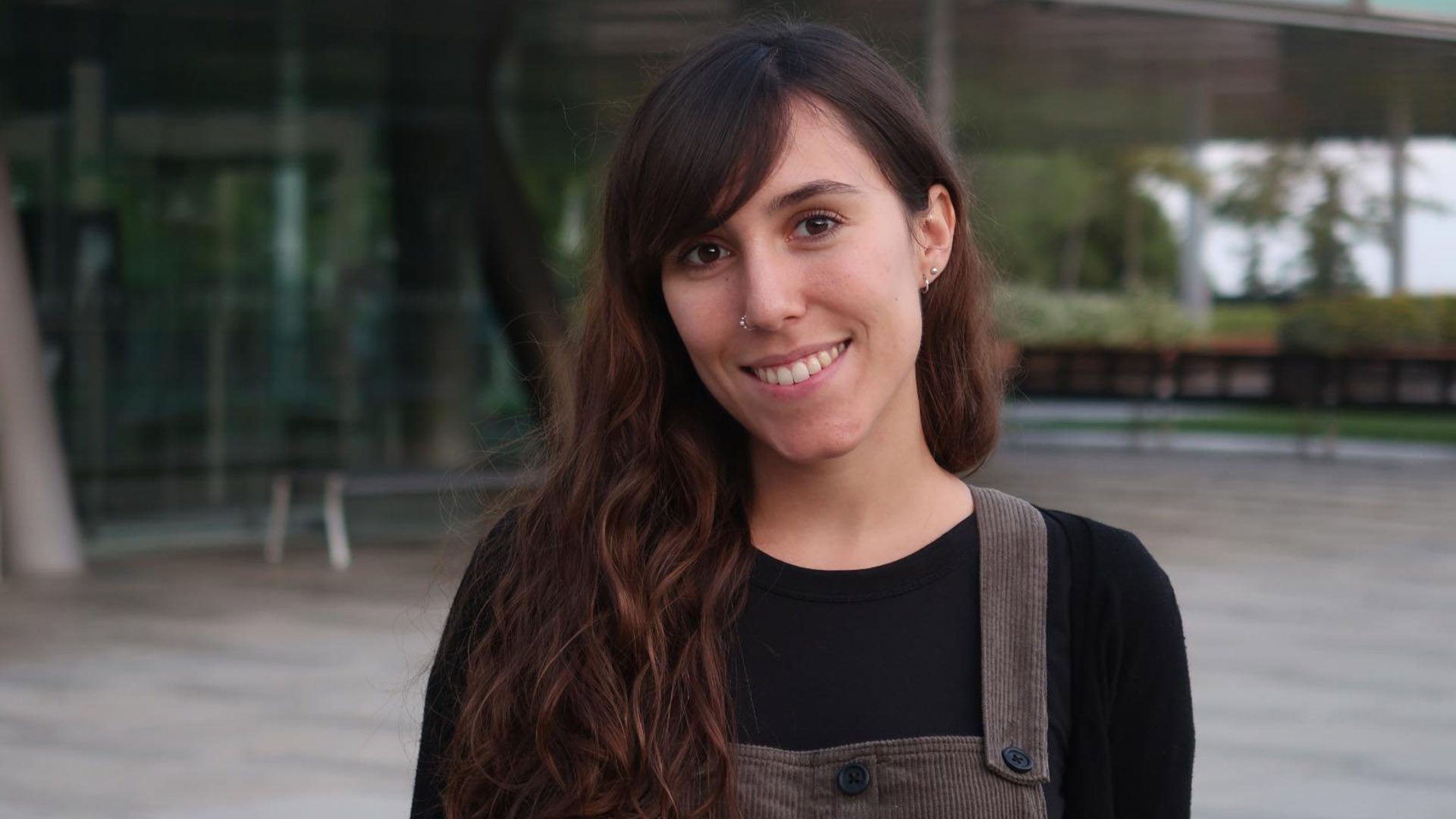Fotografía de rostro y hombros de la entrevistada, de pelo largo negro y gran sonrisa.