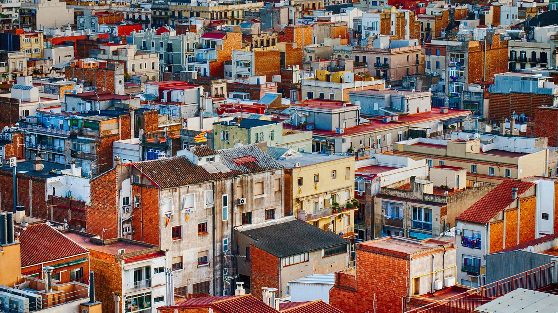 Vista de ciudad con edificios blancos y de colores.