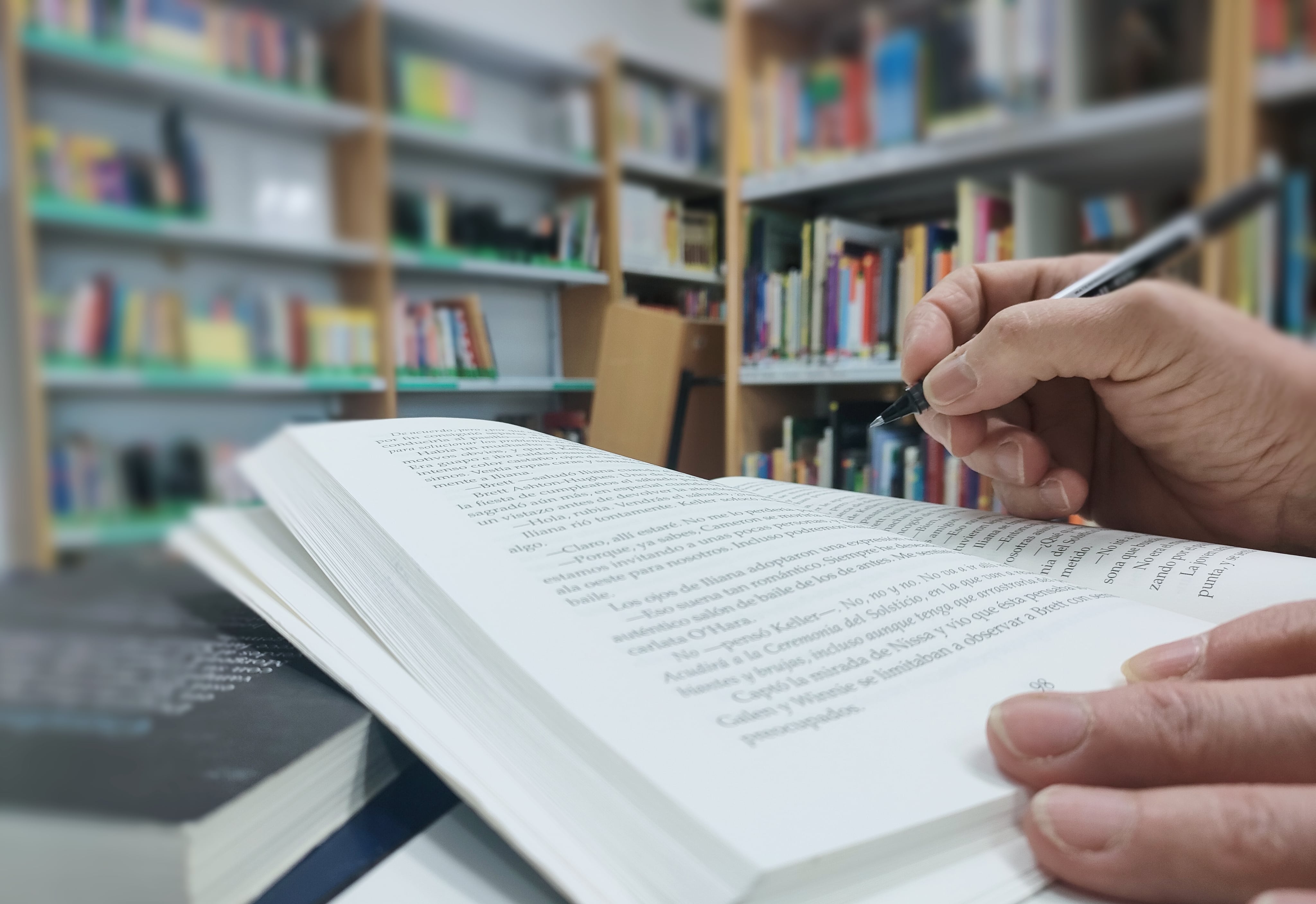 Investigador en la biblioteca