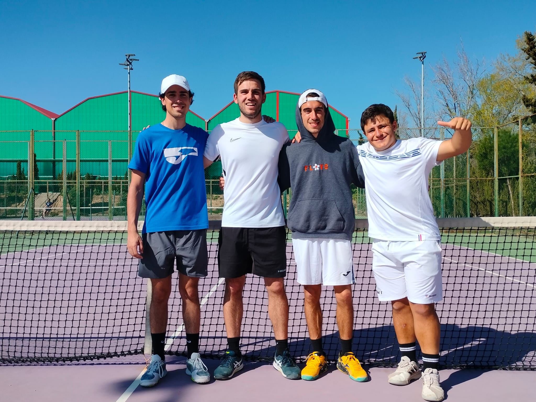 Foto estudiantes en CUM de Tenis