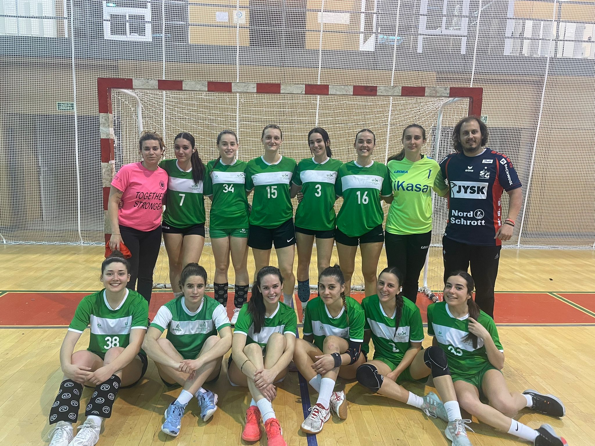 Foto de las jugadoras y del entrenador del equipo de Balonmano Femenino UAM