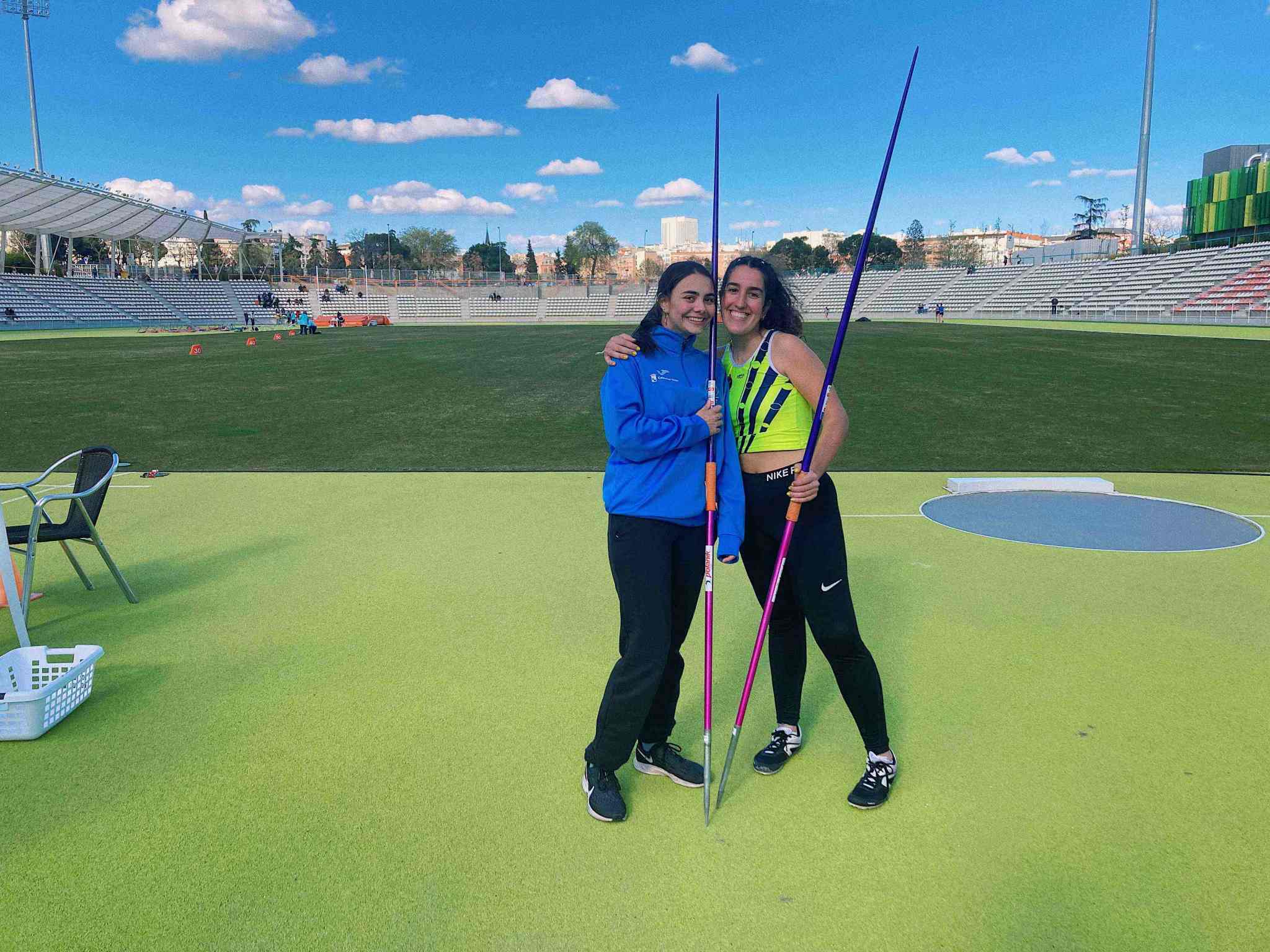 Deportistas del CUM Atletismo: Paula Civantos y Lucía Inglés.