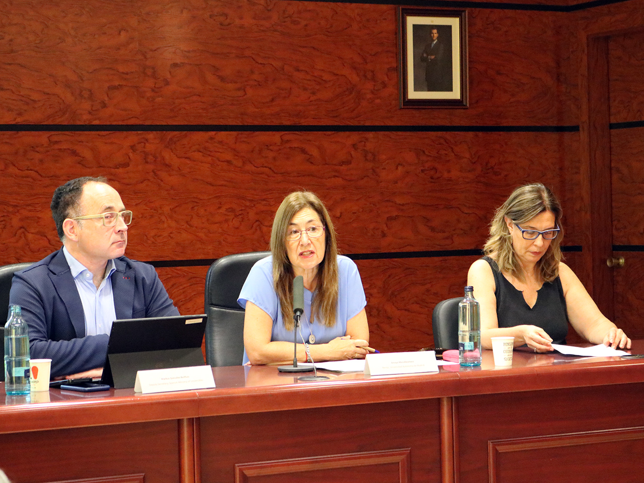 La rectora Amaya Mendikoetxea junto con Isabel Alonso, vicerrectora de Estudios de Posgrado, y Markus González Beilfuss, subsecretario de Universidades