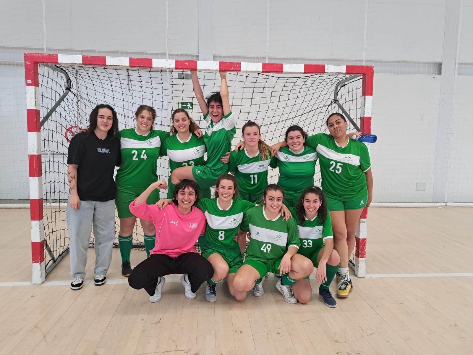 Foto de los jugadores y del entrenadora del equipo de Fútbol-sala Femenino UAM. Temporada 2022-2023