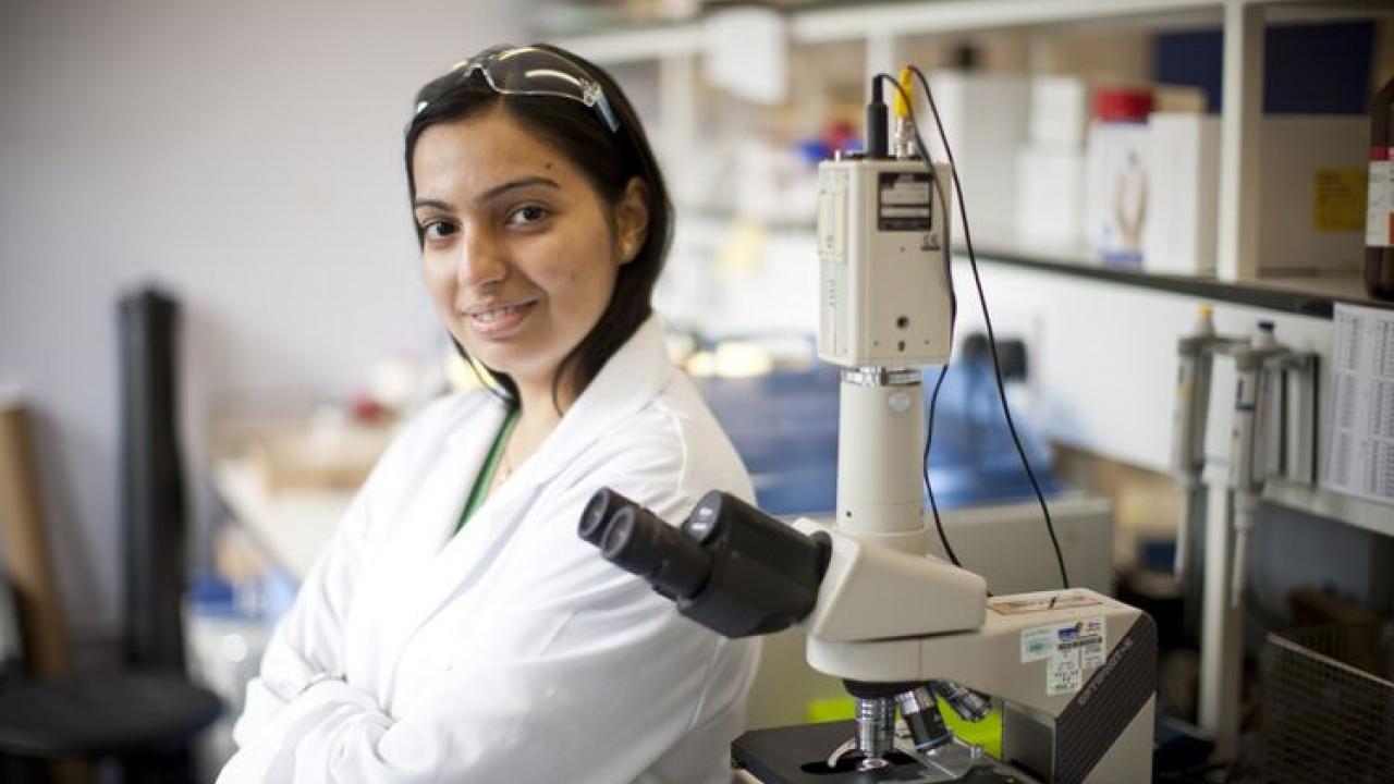 Investigadora en laboratorio