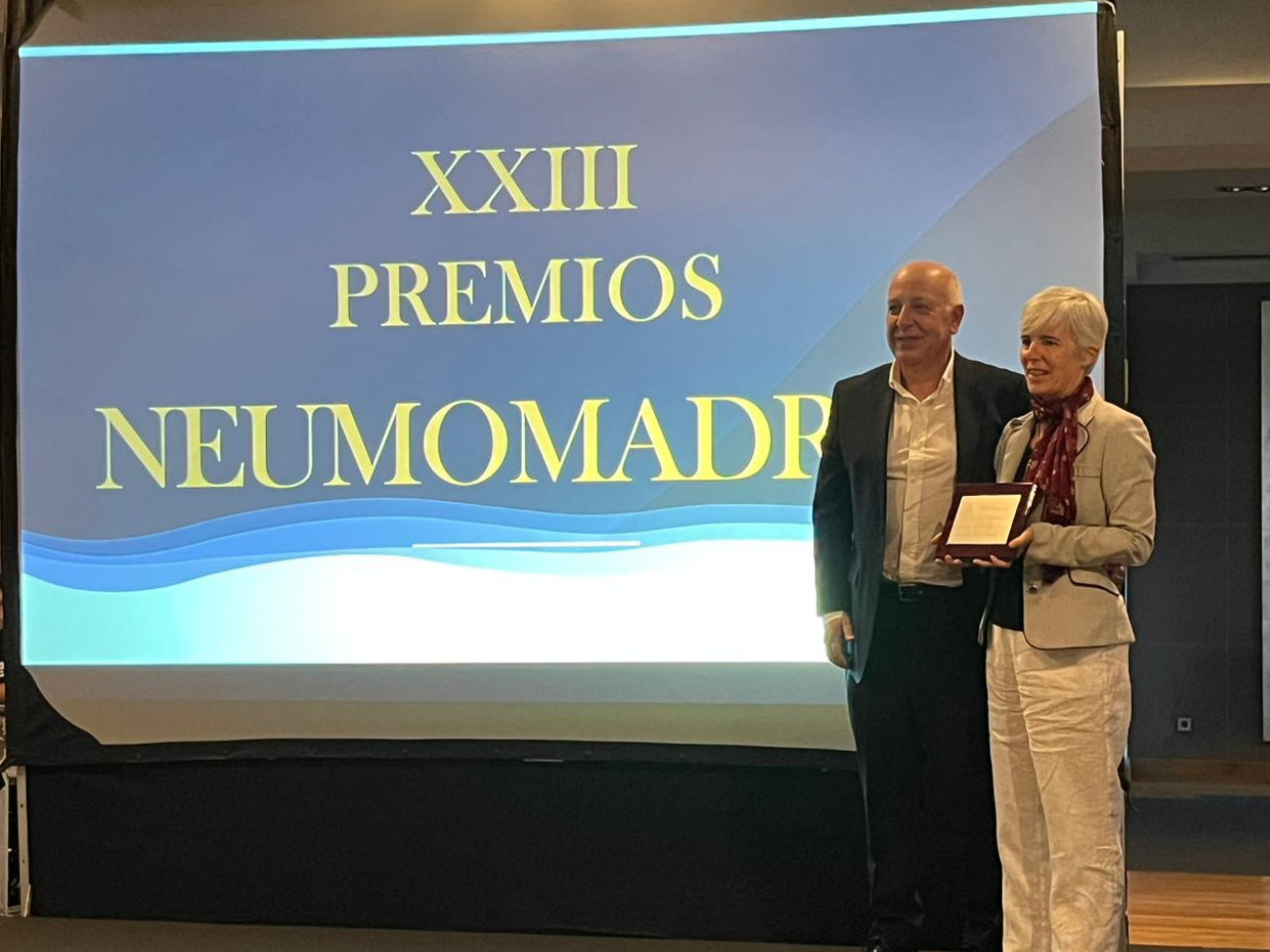 Silvia Arias recoge premio Neumomadrid 2023