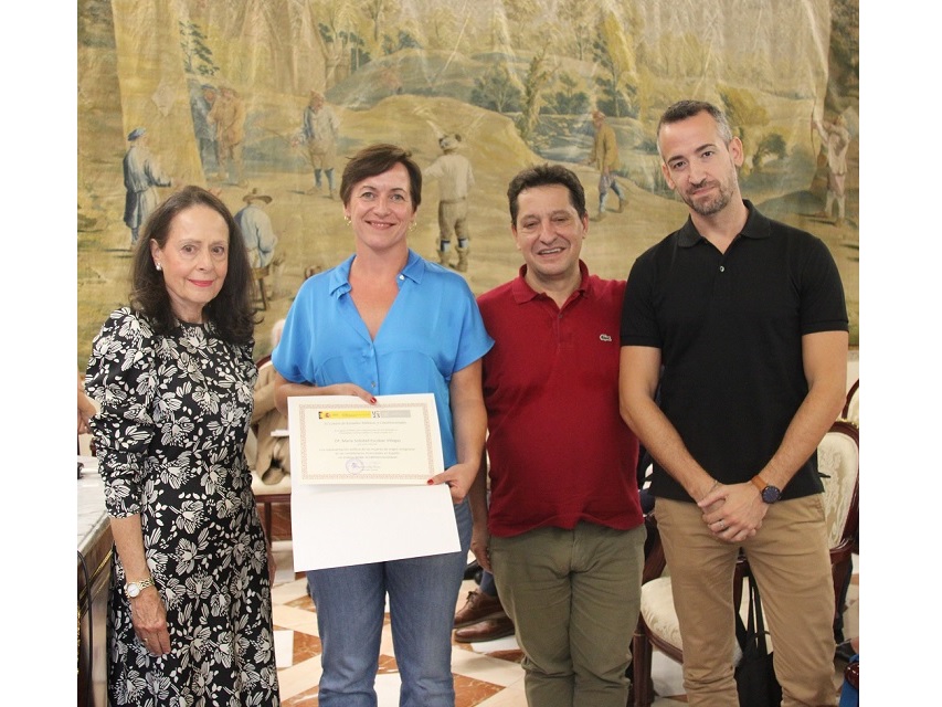 María Soledad Escobar Villegas, junto a sus directores de tesis, Santiago Pérez-Nievas Montiel y Guillermo Cordero García, y a la directora del CEPC, Yolanda Gómez Sánchez, en la entrega del Premio Clara Campoamor del CEPC.