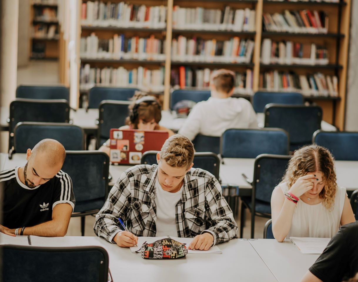 Personas estudiando en una biblioteca