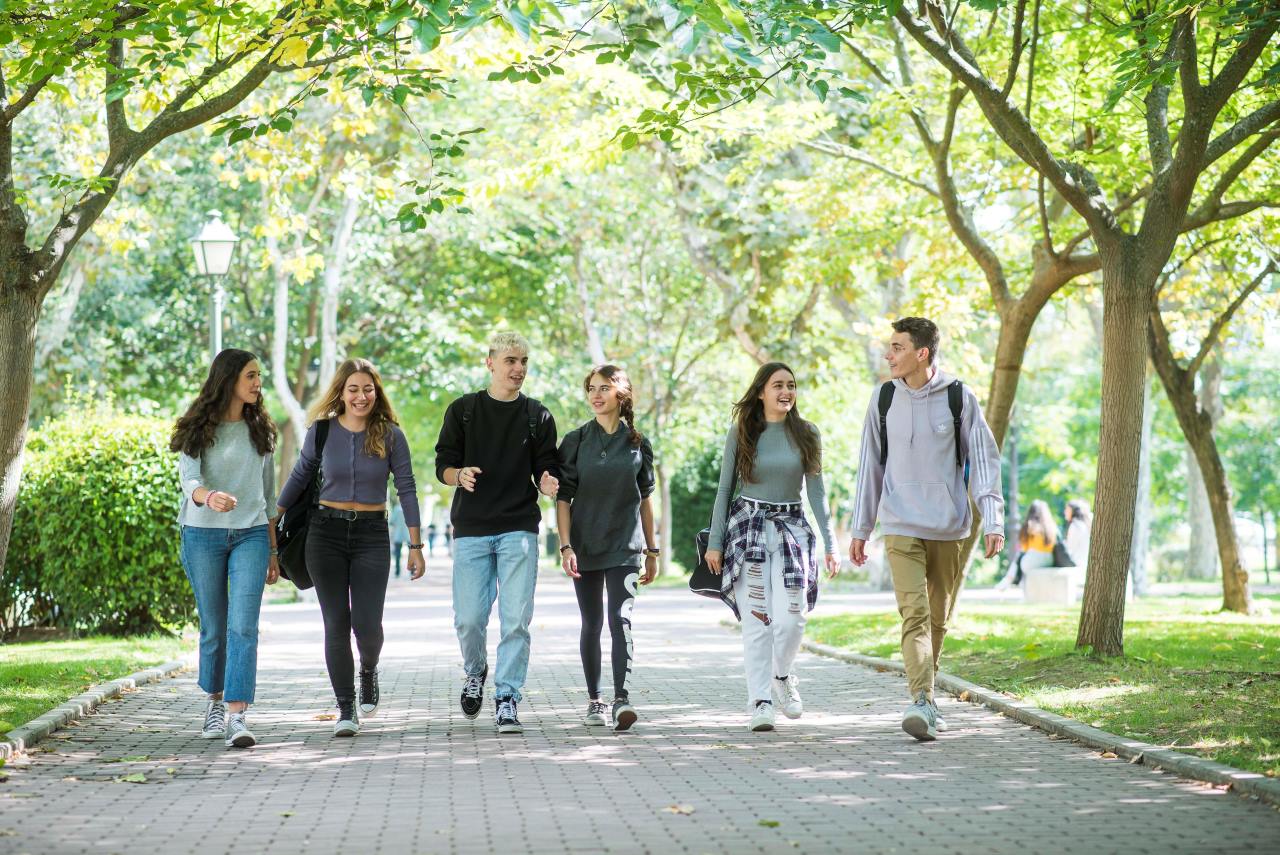 Estudiantes andando en el campus de la UAM