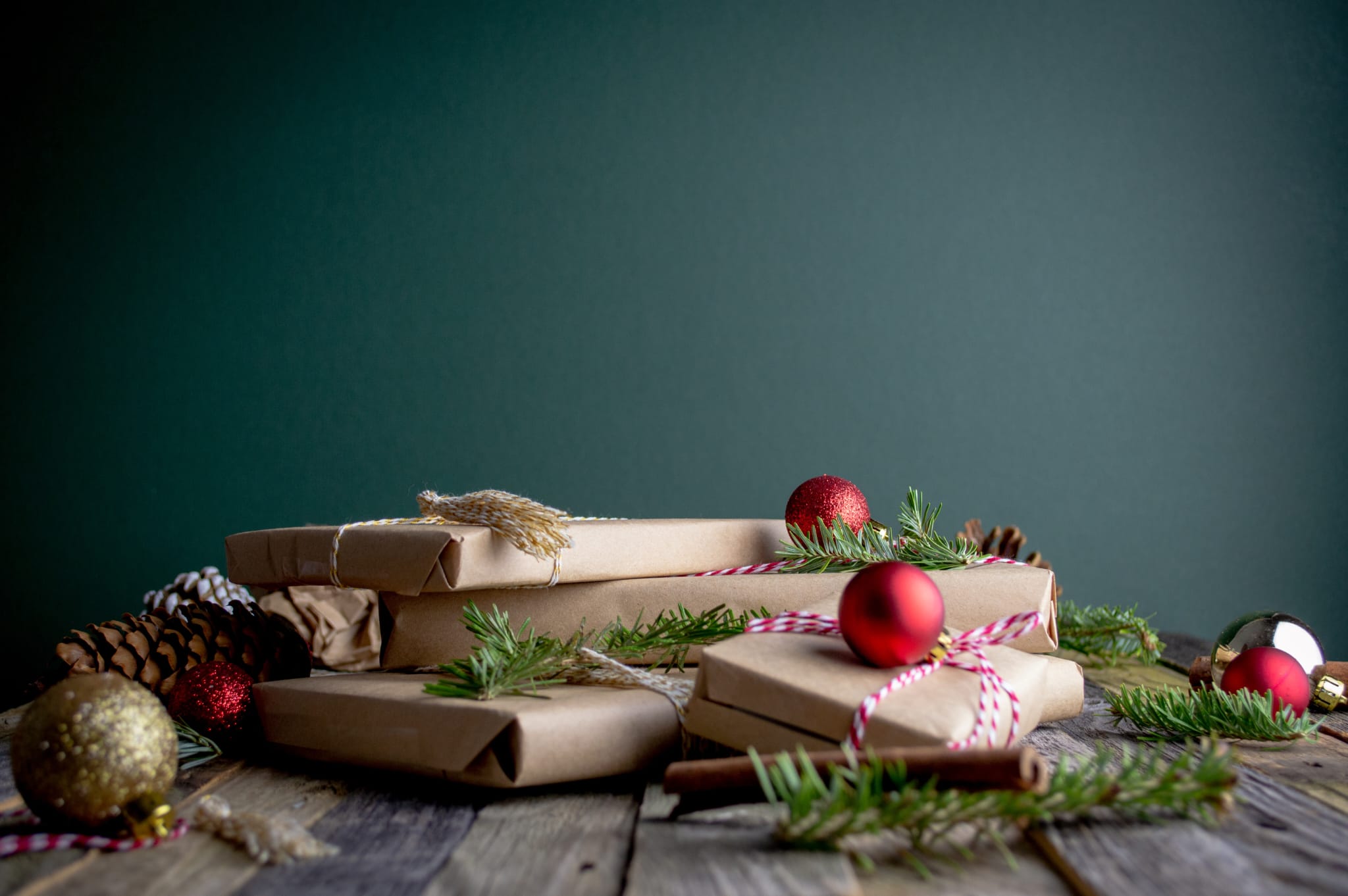 composición navideña de libros envueltos para regalo 