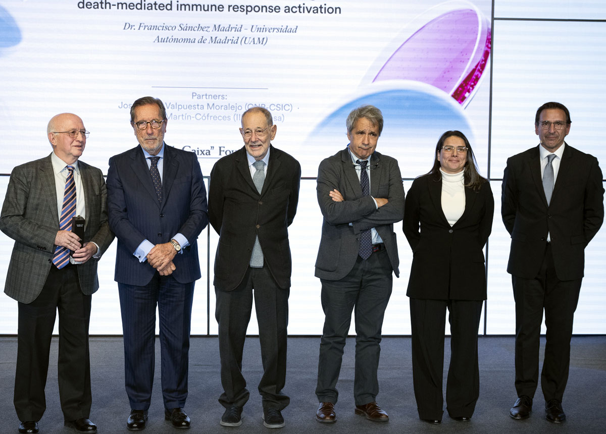 De izquierda a derecha, el catedrático de la UAM Francisco Sánchez Madrid junto a Antonio Vila Bertrán (director general de la Fundación ”la Caixa”), Javier Solana (presidente del comité científico de la Fundación), José María Valpuesta Moralejo (CNB-CSIC) Noa B. Martín-Cófreces (Fundación Investigación Biomédica del Hospital Universitario de La Princesa) e Ignasi López (director del Área de Relaciones con Instituciones de Investigación y Salud de la Fundación). / Fundación 