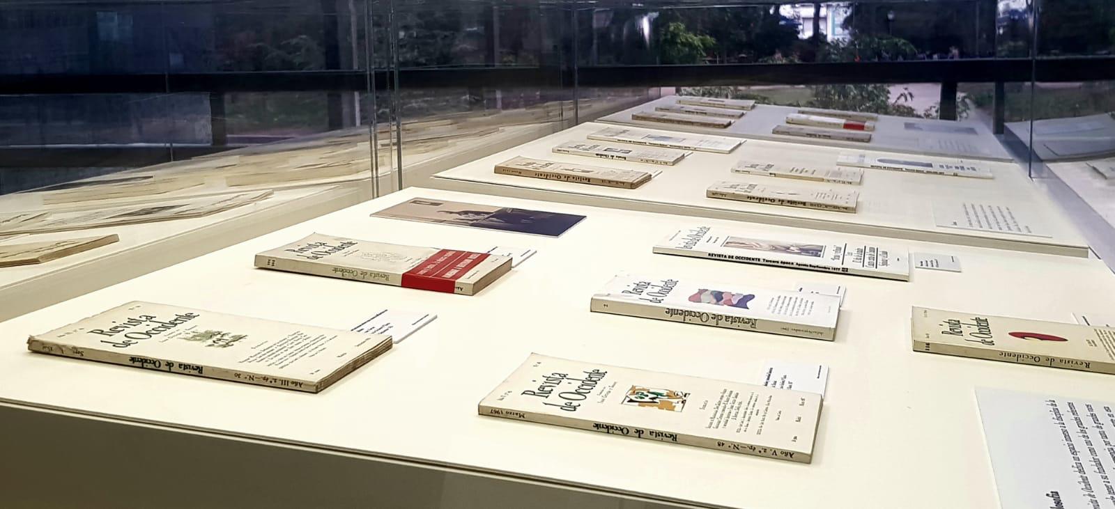 Vitrinas de la exposición por el centenario de la Revista de Occidente