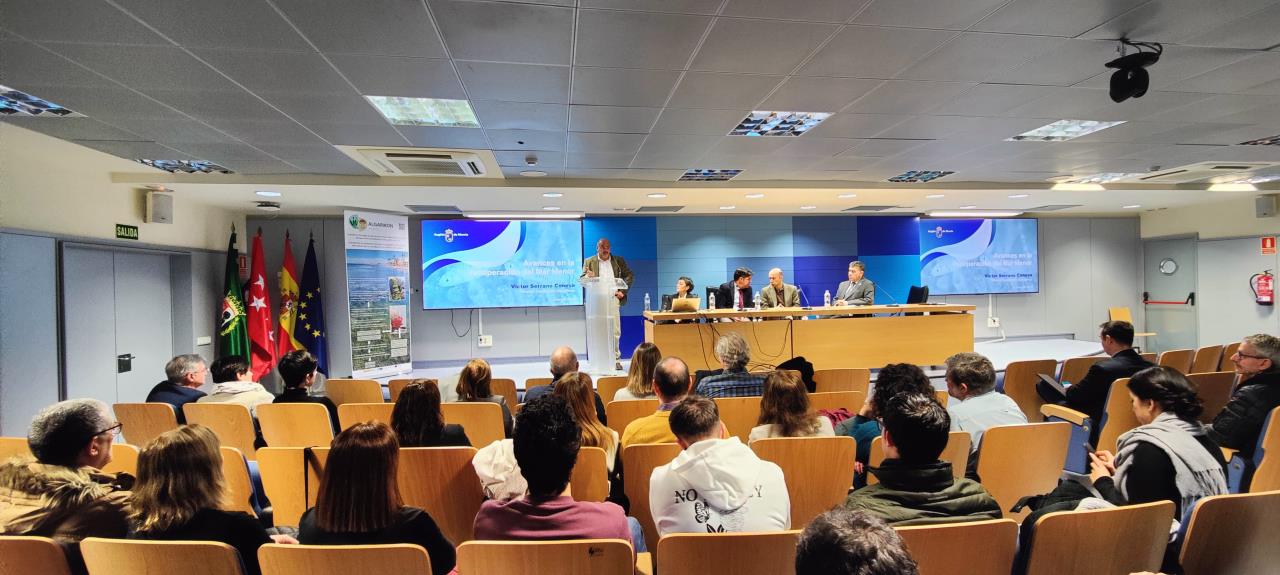 Imagen que muestra al público asistente y la mesa de ponentes durante la presentación de Algarikon Mar Menor
