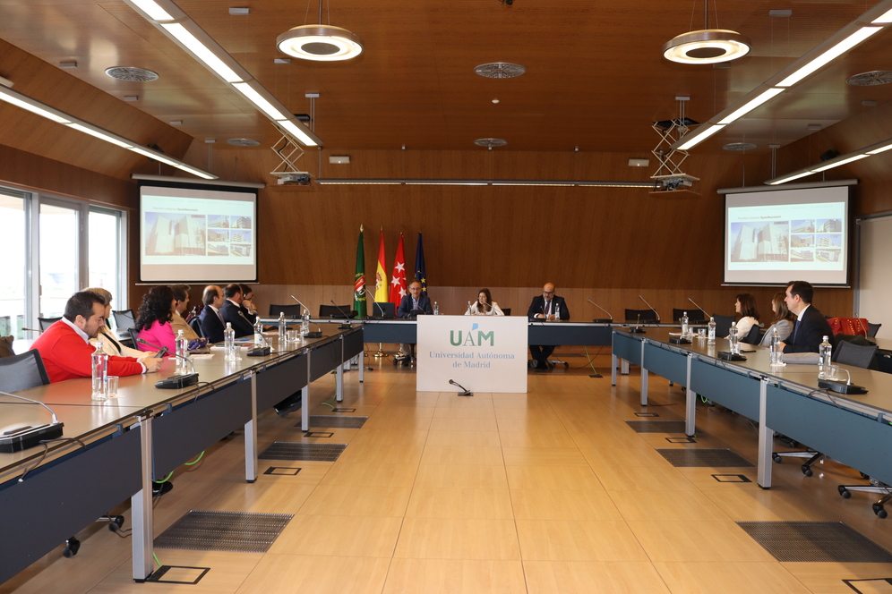 Un momento de la presentación, por parte del vicerrector Félix Zamora, a los representantes de las alcaldías de la zona norte de Madrid e InNorMadrid ayer en el Rectorado de la UAM. / UAM