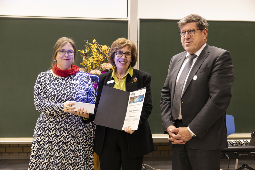 La profesora Belén Gavela (en el centro de la imagen) tras recibir el Premio Julius Wess 2023. / Fotografias del artículo Laila Tkotz/KIT