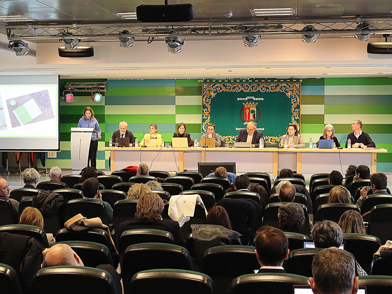 Isabel Alonso, vicerrectora de Estudios de Posgrado y Formación Continua de la UAM, junto con la mesa de participantes en la presentación del documento. 