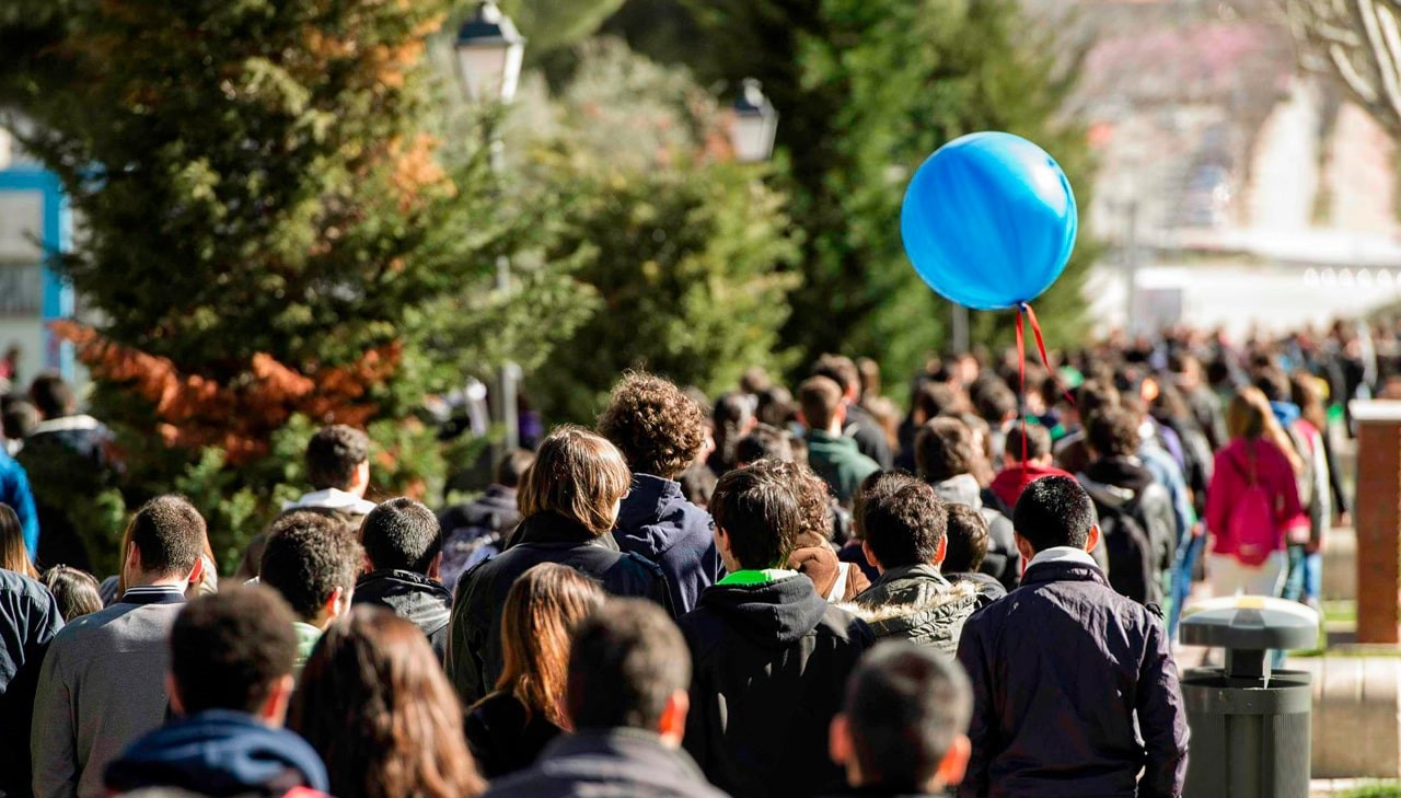 Estudiantes se dirigen hacia la Plaza Mayor UAM, en el Campus de Cantoblanco, en el Día de Puertas Abiertas celebrado en 2023. / UAM