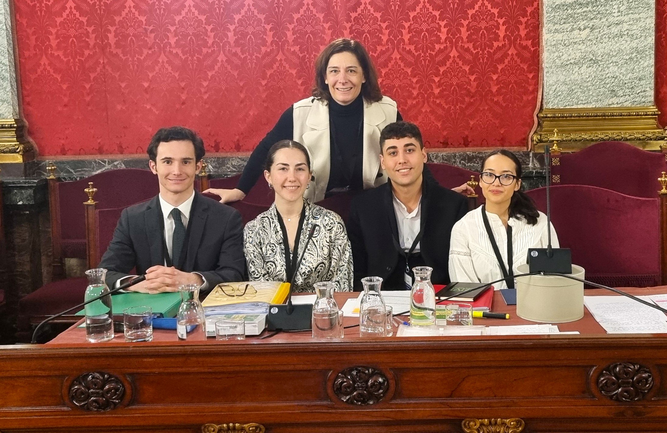 El equipo formado por Yocandra Martínez Martínez, Juan Millán de Meer, Luisa Aragón López y Dino Briatore Najmias, con su entrenadora Carmen Martínez Capdevila, en la sala de plenos del Tribunal Supremo. / Foto cedida por sus autores