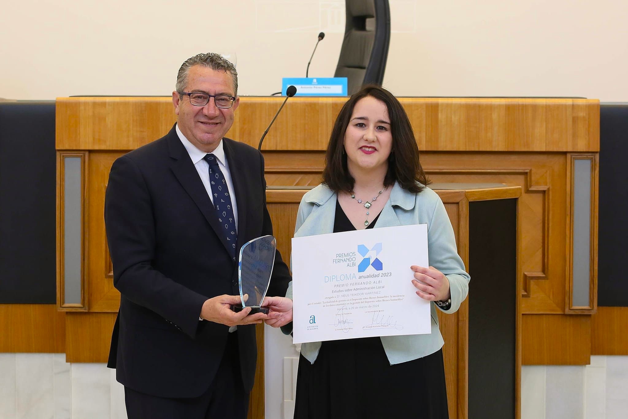 La ganadora del Premio, Neus Teixidor, junto al presidente de la Diputación de Alicante, Toni Pérez.