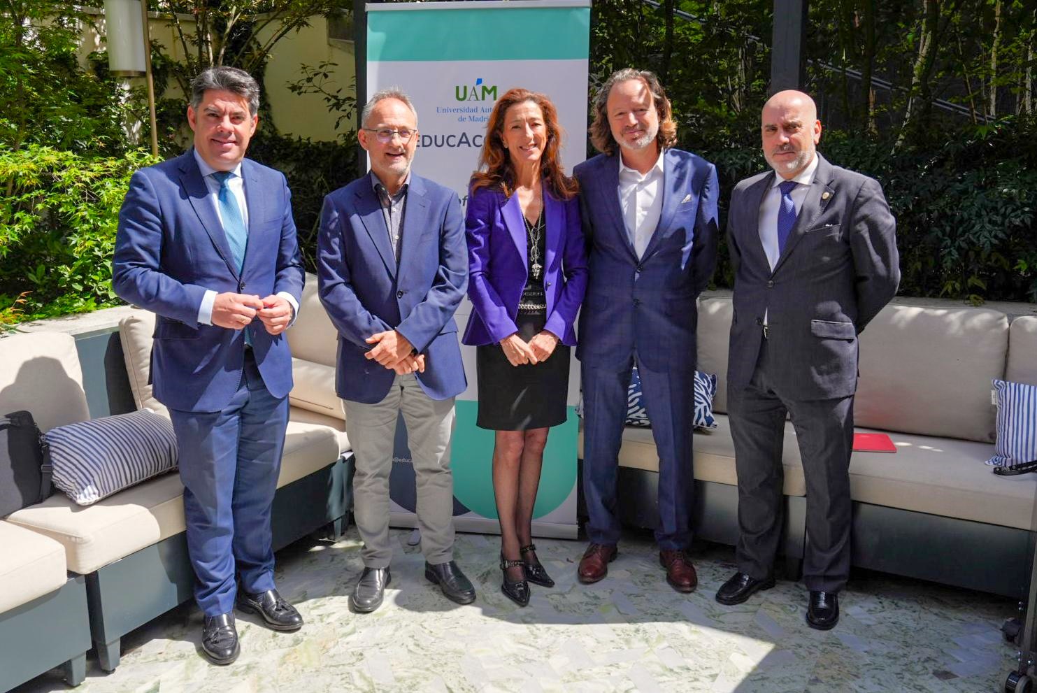 Los responsables de la Cátedra UAM-EducAcción, tras el acto de presentación. De izquierda a derecha: el director general de la FUAM, Fidel Rodríguez Batalla; el vicerrector de Transferencia, Innovación y Cultura de la UAM, Félix Zamora; la presidenta del Comité Científico de la cátedra, Sonia Díez; el codirector de la cátedra José Picó; y el director de la cátedra, Santiago Atrio. / FUAM