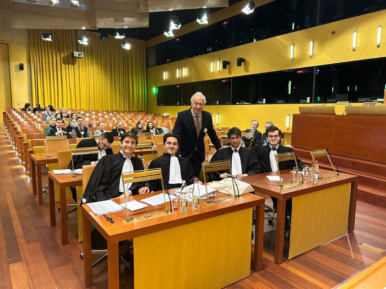 Imagen que muestra la Gran Sala del Tribunal de Justicia. Sentados, de izquierda a derecha, Francisco, Alejandro, Jesús y José. De pie, en el centro, Javier Díez-Hochleitner. 