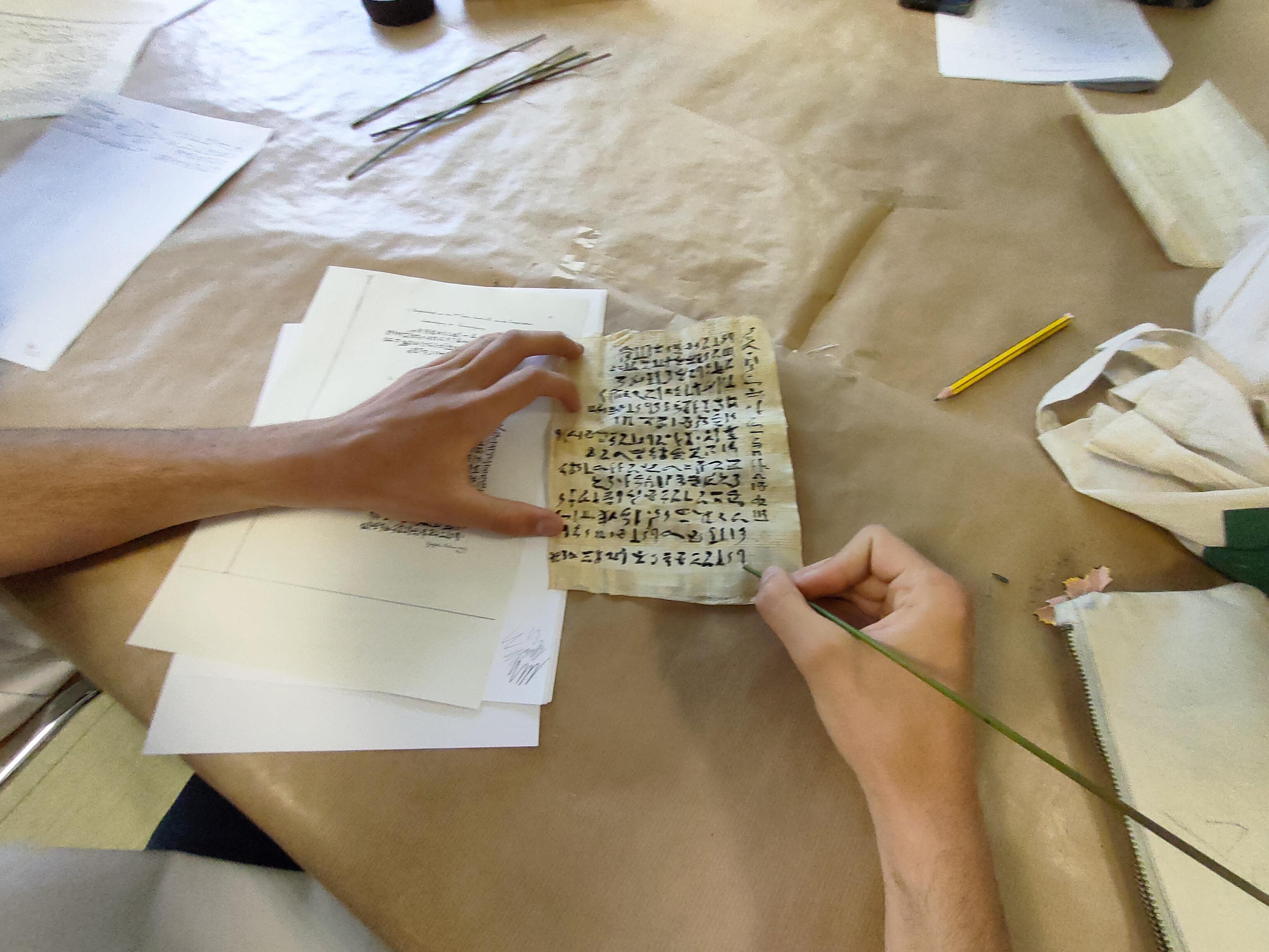 Un participante del taller escribe un jeroglífico