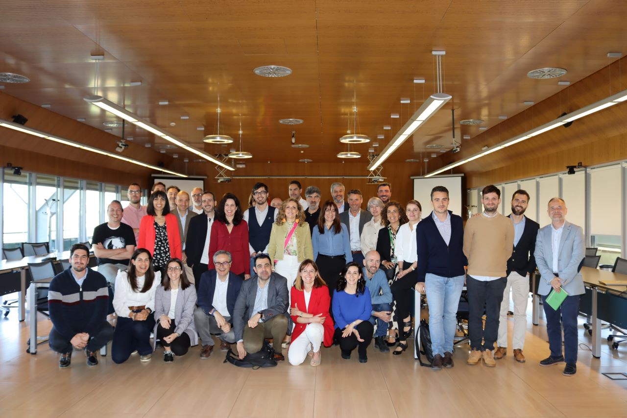 Foto de familia de los asistentes al acto en la sala G de Rectorado. En la imagen inferior, la rectora Amaya Mendikoetxea y el vicerrector de Planificación y Estrategia Digital, Jesús Bescós.