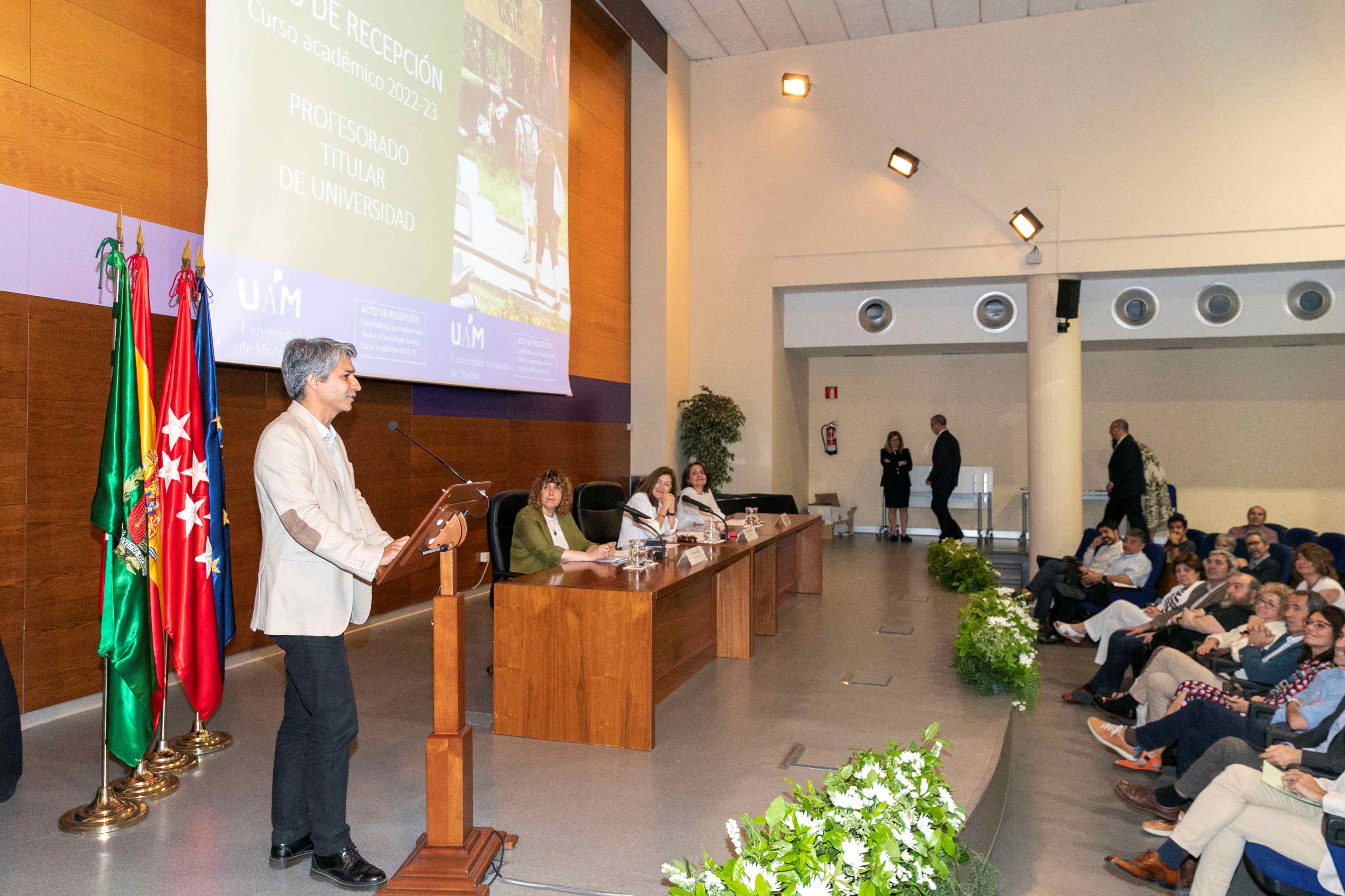 El representante de los profesores titulares, Manuel Alcántara (Facultad de Filosofía y Letras), durante su intervención ante la secretaria general, la rectora y la vicerrectora de PDI de la UAM. / UAM