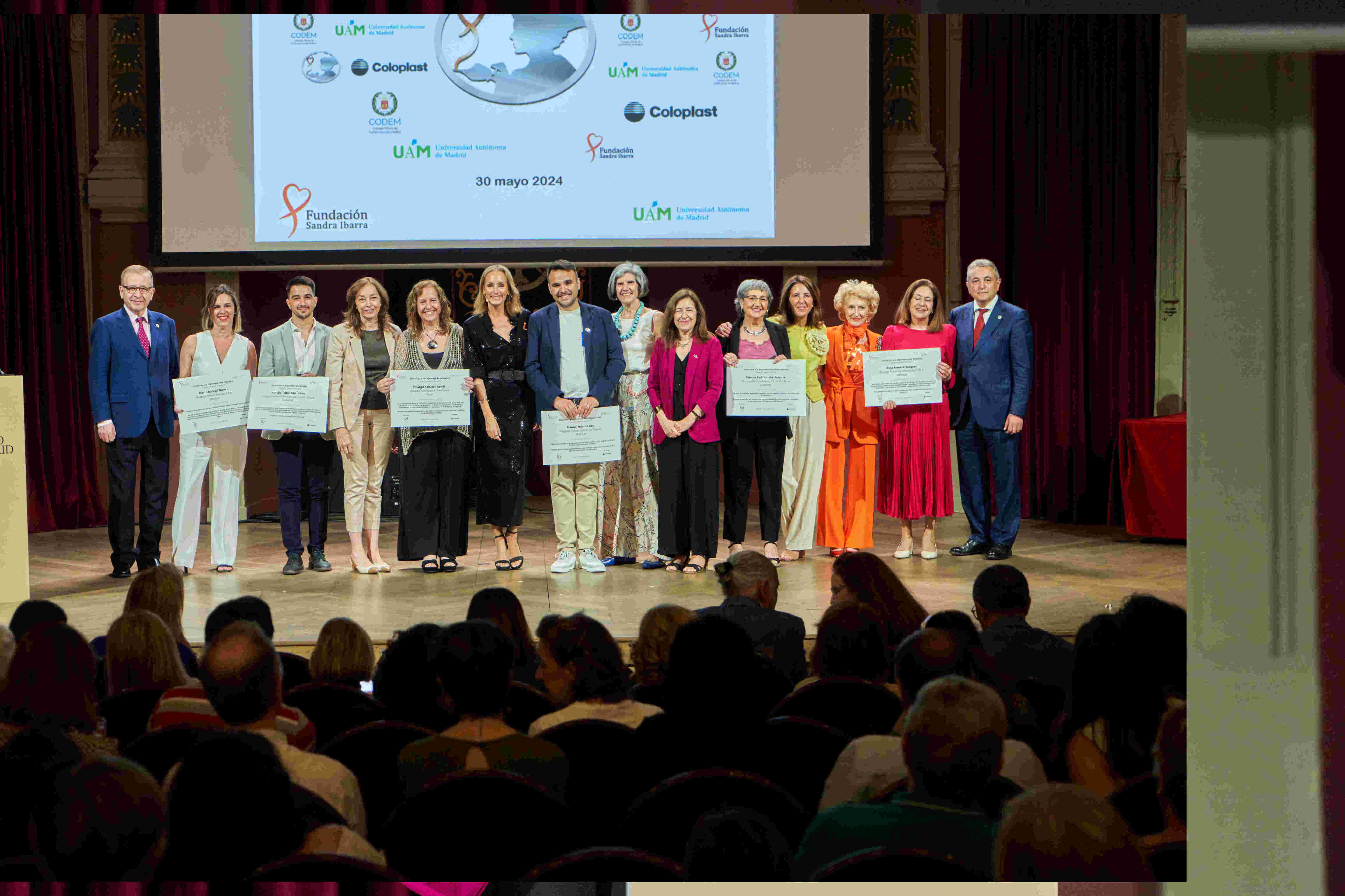 Foto de familia de las galardonadas y galardonados en la IV edición de las Distinciones ‘Dama de la Lámpara’ Florence Nightingale. / Fundación Sandra Ibarra