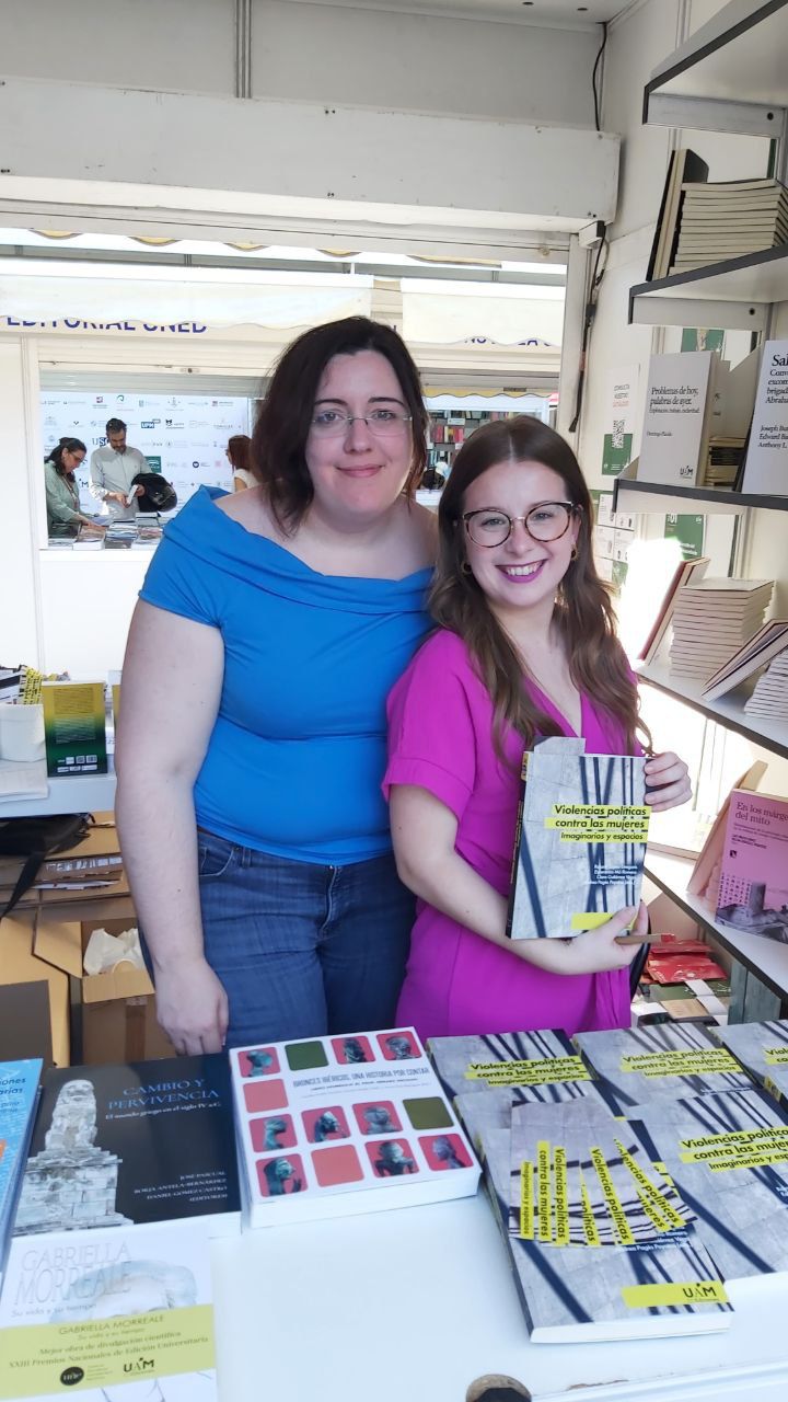chicas en firma libro