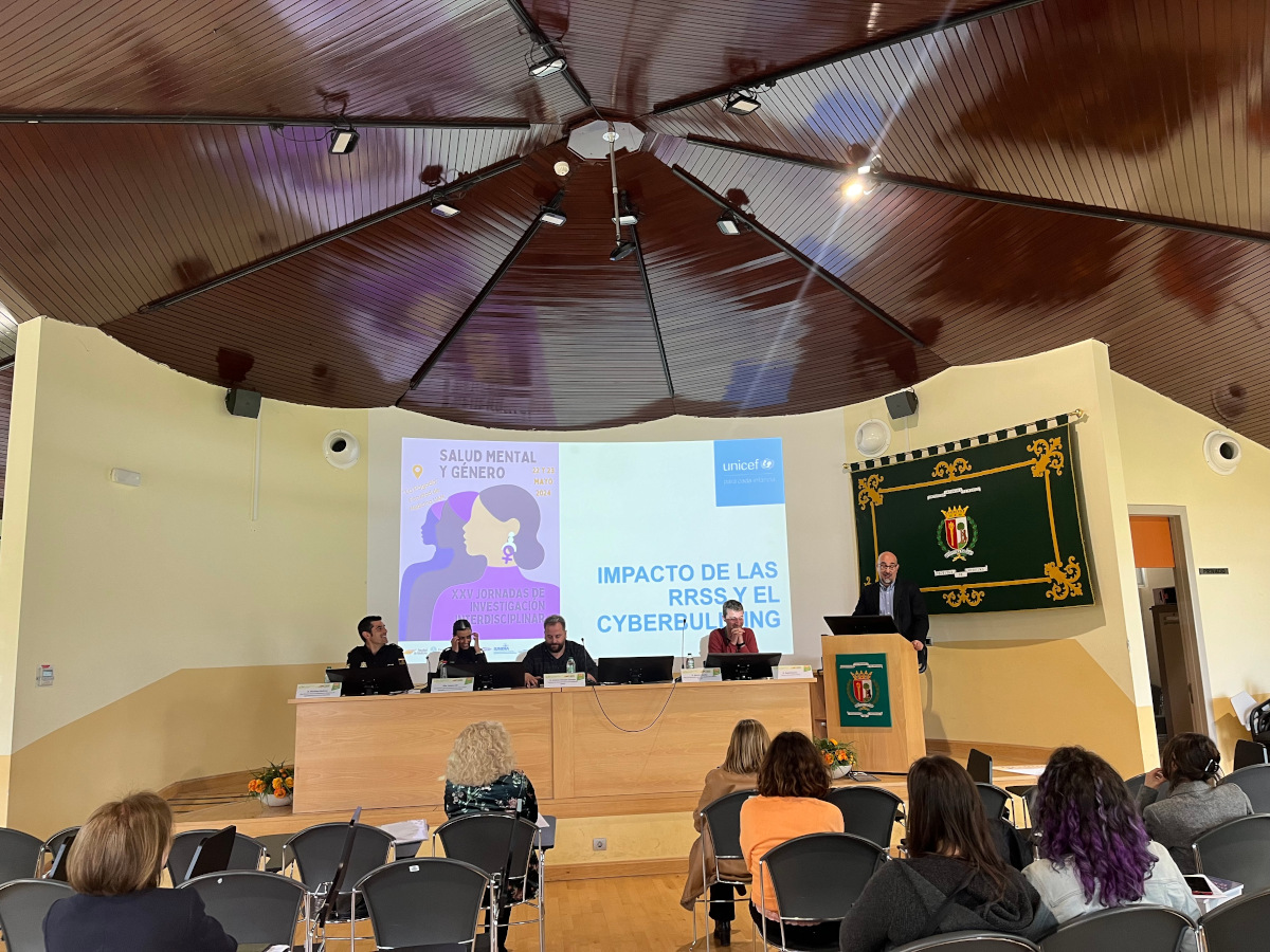personas en conferencia