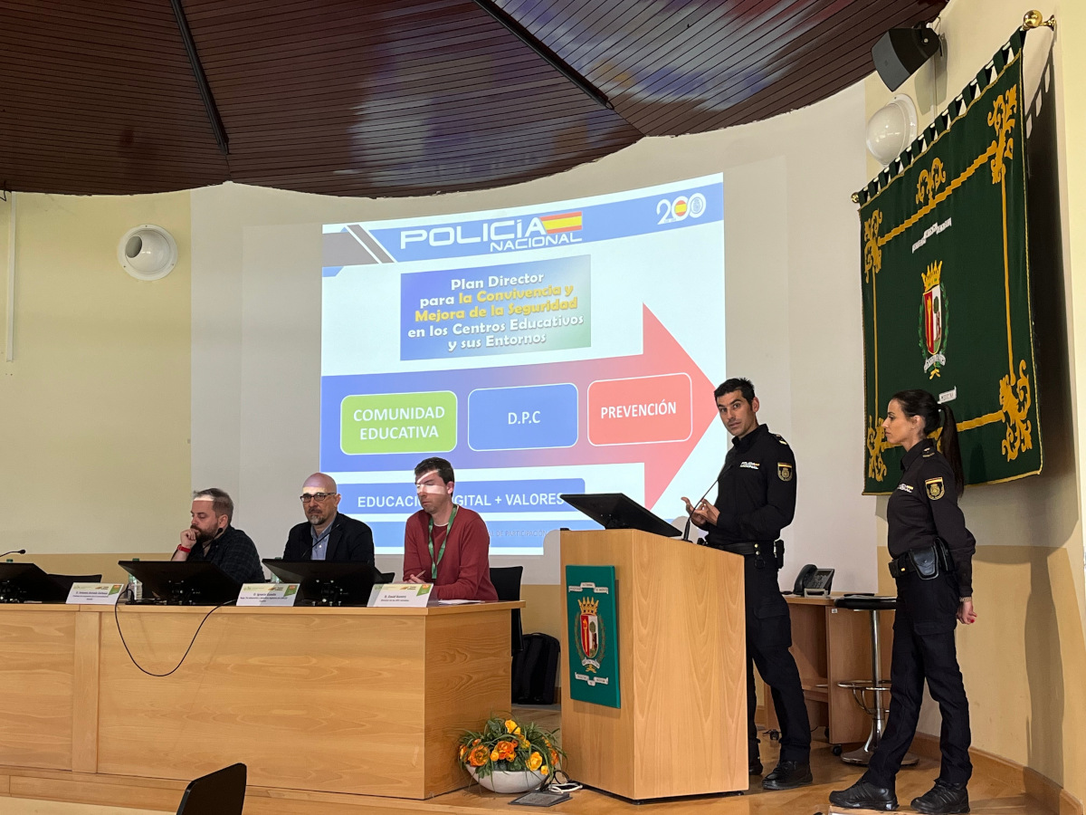 personas en conferencia