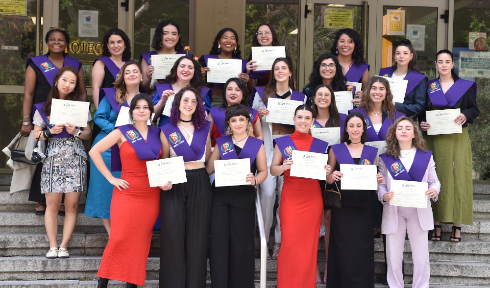 grupo de personas en acto de graduacion
