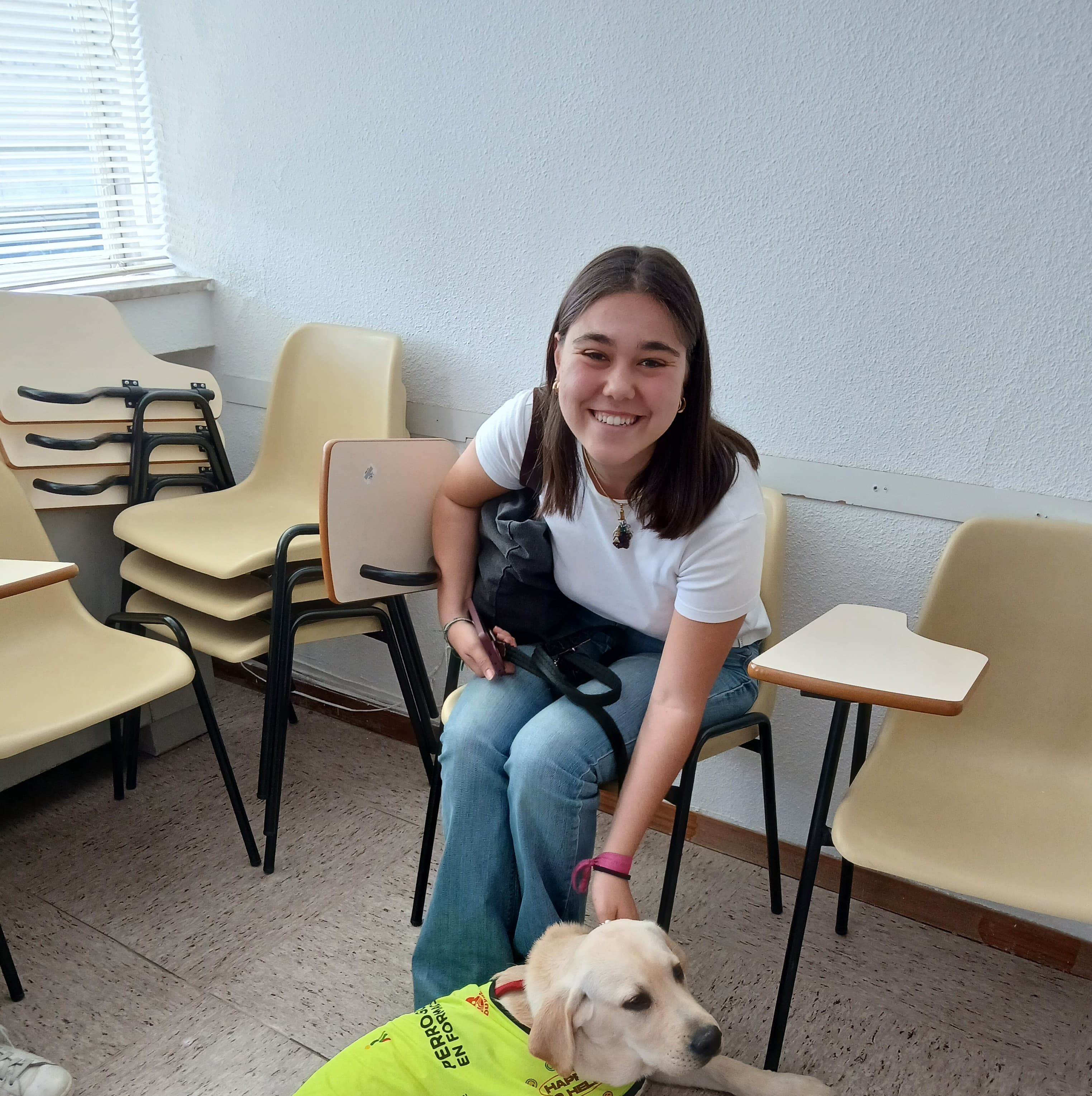 Imagen de Carla, alumna del Servicio de Idiomas, con el perro guía Zogu
