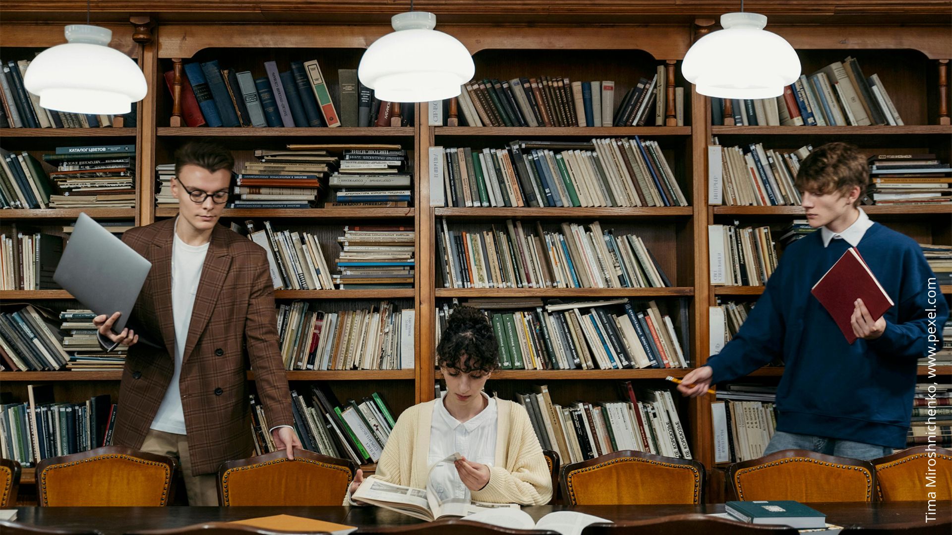 Personas en una biblioteca