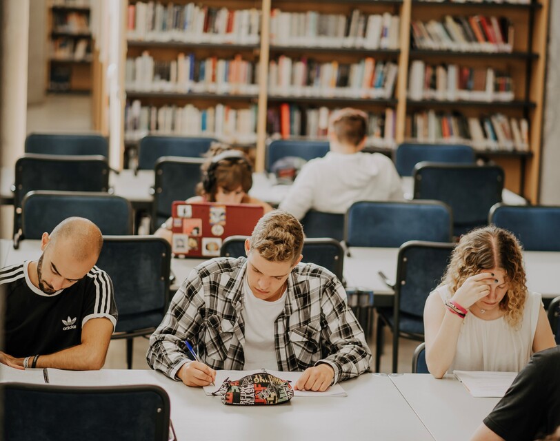 Estudiantes en una biblioteca